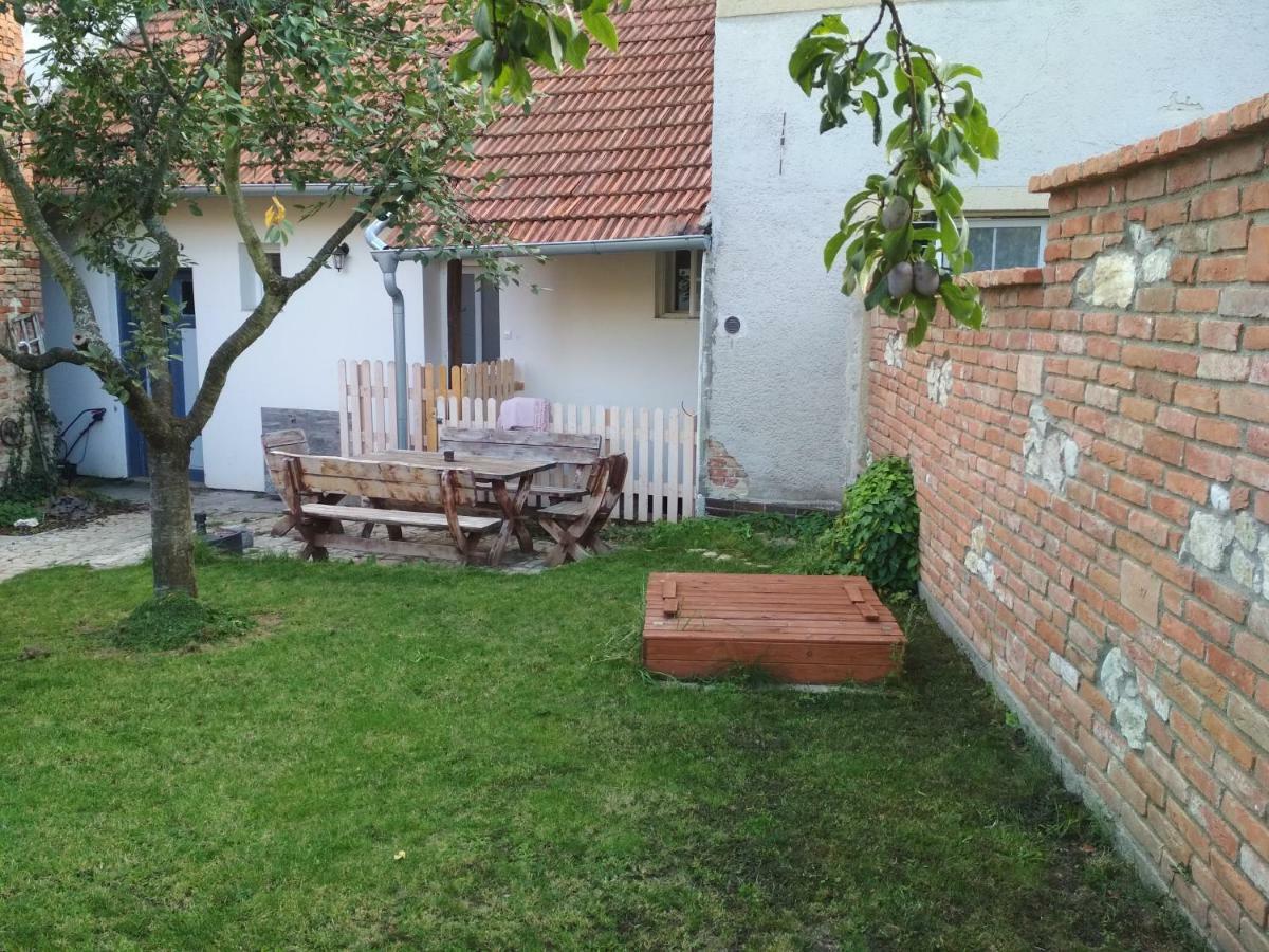 Ubytovani U Lomu Mikulov Luaran gambar